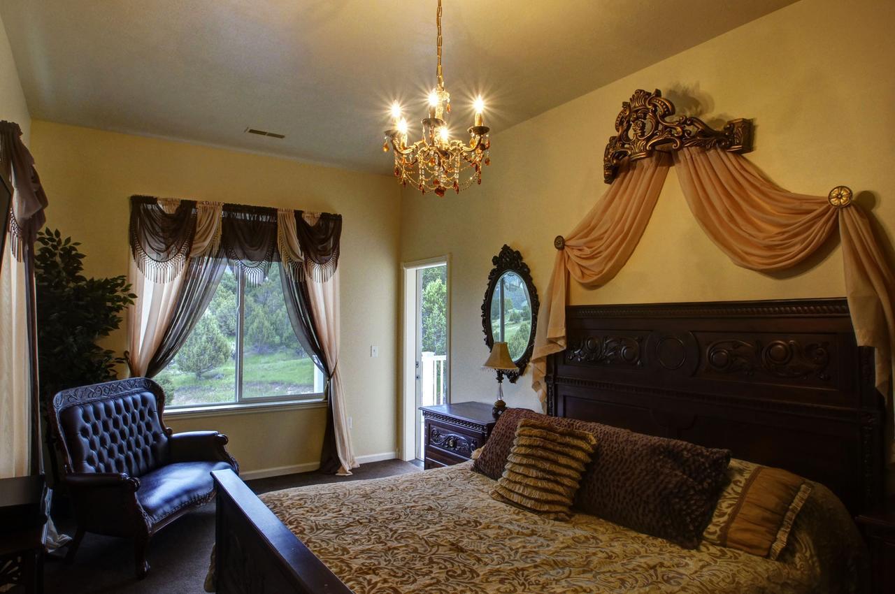Lions Gate Manor Bed & Breakfast Lava Hot Springs Exterior photo