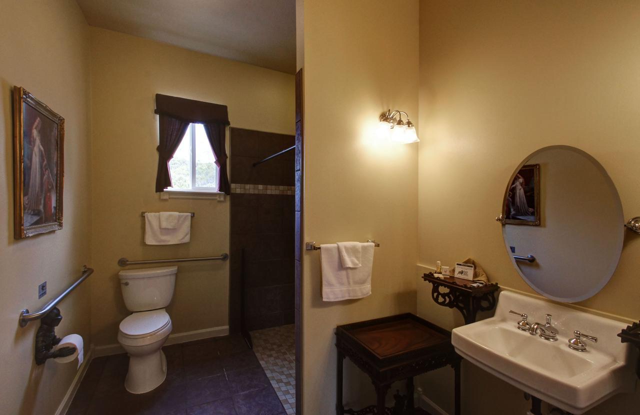 Lions Gate Manor Bed & Breakfast Lava Hot Springs Exterior photo
